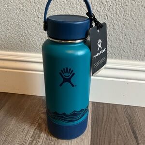 Hydro flask 32 ounce wide with flex cap and boot (escape) in Emerald Blue.
